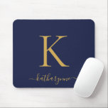 Tapis De Souris Script de monogramme d'or bleu de la marine modern<br><div class="desc">Monogramme d'or moderne Elegant sur un pavé de souris bleu marine chic. Facile à customiser avec votre nom et vos coordonnées. Parfait pour votre style de vie moderne,  minimaliste et luxueux ! Veuillez nous contacter à cedarandstring@gmail.com si vous avez besoin d'aide pour la conception ou les produits correspondants.</div>