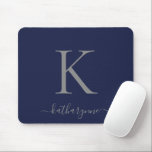Tapis De Souris Script de monogramme en argent bleu marine<br><div class="desc">Monogramme élégant et élégant moderne en argent sur un luxueux tapis de souris bleu marine. Facile à customiser avec votre propre nom et vos détails. Parfait pour votre style de vie moderne minimaliste mais luxueux ! Veuillez nous contacter à cedarandstring@gmail.com si vous avez besoin d'aide pour la conception ou les...</div>