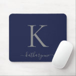 Tapis De Souris Script de monogramme en argent bleu marine<br><div class="desc">Monogramme élégant et élégant moderne en argent sur un luxueux tapis de souris bleu marine. Facile à customiser avec votre propre nom et vos détails. Parfait pour votre style de vie moderne minimaliste mais luxueux ! Veuillez nous contacter à cedarandstring@gmail.com si vous avez besoin d'aide pour la conception ou les...</div>