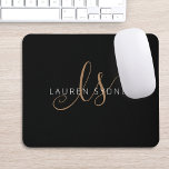 Tapis De Souris Script féminin Black Gold moderne Monogramme<br><div class="desc">Script féminin Black Gold moderne Tapis de souris monogrammé. Personnalisez facilement ce tapis de souris moderne et élégant avec votre monogramme et votre nom personnalisés.</div>