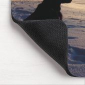 Tapis De Souris Silhouette de chien dans le paysage neigeux (Coin)