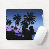 Tapis De Souris Silhouette d'un couple embrassant sur la plage (Avec souris)