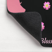 Tapis De Souris Silhouette féminine, fleurs roses et texte en noir (Coin)