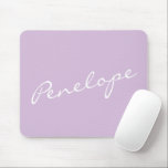 Tapis De Souris Simple minimaliste Nom de script Pastel Lilac pers<br><div class="desc">Ce élégant tapis de souris personnalisé présente un design minimaliste simple de votre nom dans un magnifique script manuscrit en blanc sur un arrière - plan lilas violet pastel. Super idée cadeau !</div>