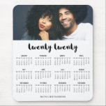 Tapis De Souris Simple Tendance Typographie 2020 Calendrier photo<br><div class="desc">Ce pavé de souris 2020 au calendrier moderne et élégant est doté d'une typographie script tendance qui dit "vingt",  personnalisée avec votre nom et votre photo.</div>