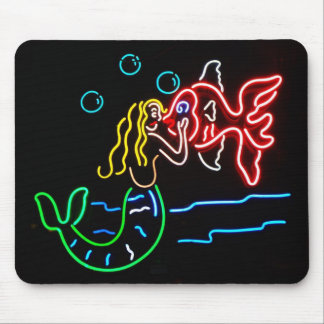 Tapis De Souris Sirène embrassant des poissons en néon