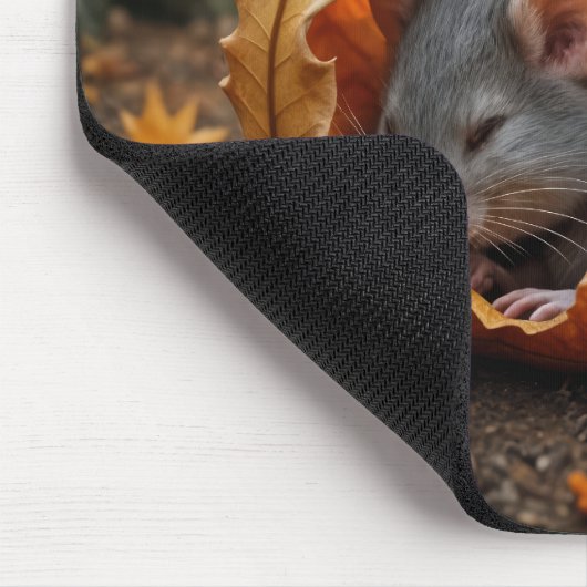 Tapis De Souris Souris dormant dans une feuille d'automne (Coin)