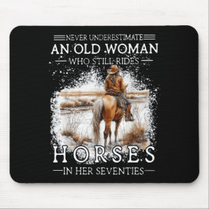 Tapis De Souris Sous-estimer une vieille femme qui monte à cheval