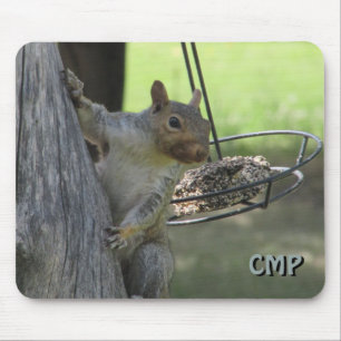 Tapis De Souris Squirrel Raiding Bird Feeder with Your Initials
