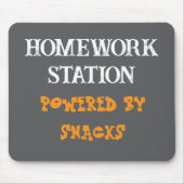 Tapis De Souris Station de devoirs alimentée par des snacks drôle (Devant)