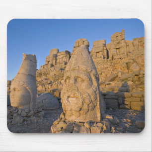 Tapis De Souris Statues de tête colossales de dieux gardant les