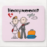 Tapis De Souris Stick Figure Honeymooner T-shirts et cadeaux<br><div class="desc">Un personnage en bâton marié et marié avec bagages en partance pour leurs vacances de lune de miel et le texte qui dit "Lune de miel" est présenté sur notre Stick Figure Honeymooner T-shirts, sweat - shirts à capuche, débardeurs, tasses, porte - clés, poste, cartes, magnets, boutons, et autres articles...</div>