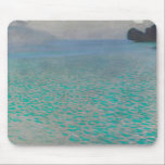 Tapis De Souris Sur le lac Attersee par Gustav Klimt, Art Vintage<br><div class="desc">Sur le lac Attersee (1900) par Gustav Klimt est une peinture vintage de l'époque victorienne Symbolisme de l'art artistique mettant en vedette le lac Attersee (alias Kammersee). Le lac Attersee est le plus grand lac de la région de Salzkammergut en Autriche. Klimt a passé l'été avec Emilie Flöge à Litzlberg...</div>