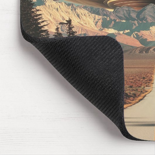 Tapis De Souris Surreal Landscape with Road, UFO and Saturn (Coin)