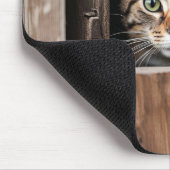 Tapis De Souris Tabby Chat Dans Le Trou De Porte De La Grange (Coin)