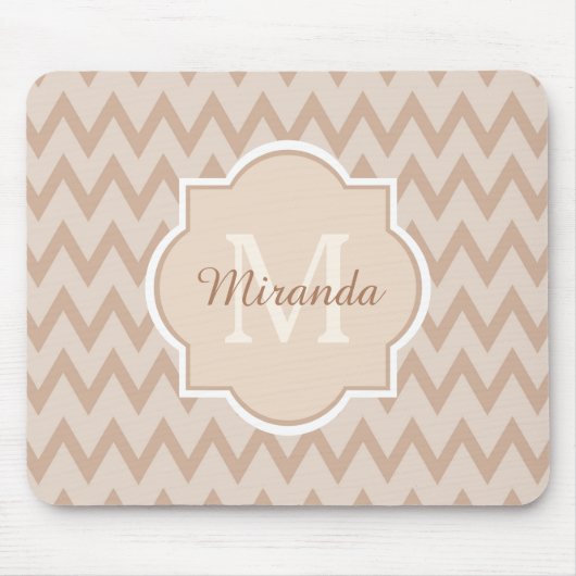 Tapis De Souris Tan Tan Brown Chevron Zigzag Nom et monogramme (Devant)