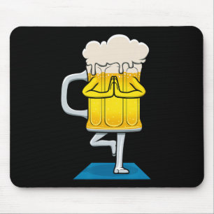 Tapis De Souris Tasse de bière faisant du yoga