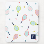 Tapis De Souris Tennis Motif Sports Thème Personnalisé Monogramme<br><div class="desc">Ce tapis de souris amusant et animé,  doté d'une raquette de tennis et d'un motif de balle en bleu,  vert,  corail et rose,  est parfait pour jouer au tennis,  au coach ou au fan de votre vie.</div>