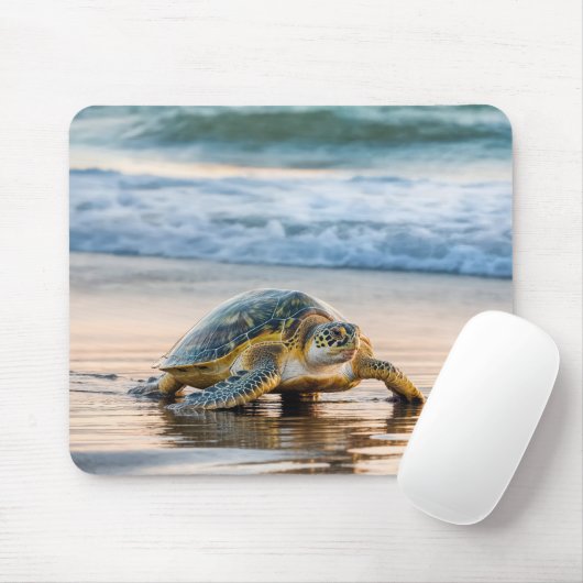 Tapis De Souris Tortue Marchant Sur Le Sable De Plage Humide (Avec souris)