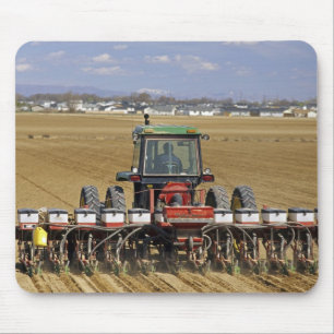 Tapis De Souris Tracteur tirant un semoir de maïs semence.