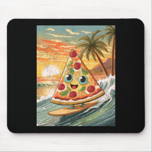 Tapis De Souris Trancher une pizza en surfant sur une vague dans u