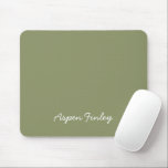 Tapis De Souris Trend Couleur Rouge Vert Nom Mousepad<br><div class="desc">Mousepad en vert roseau massif. Mousepad moderne et élégant avec un nom personnalisable dans une jolie police manuscrite. Son design simple et épuré dans une couleur solide offre un charme intemporel et classique. Découvrez nos couleurs tendance pour plus de produits dans la même couleur ou découvrez d'autres teintes élégantes qui...</div>