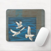 Tapis De Souris Trois mouettes blanches volent au-dessus de l'eau (Avec souris)