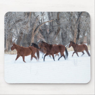 Tapis De Souris Troupeau de chevaux courant dans la neige de l'hiv