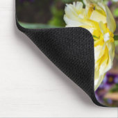 Tapis De Souris Tulipes blanches, roses et jaunes dans le jardin (Coin)