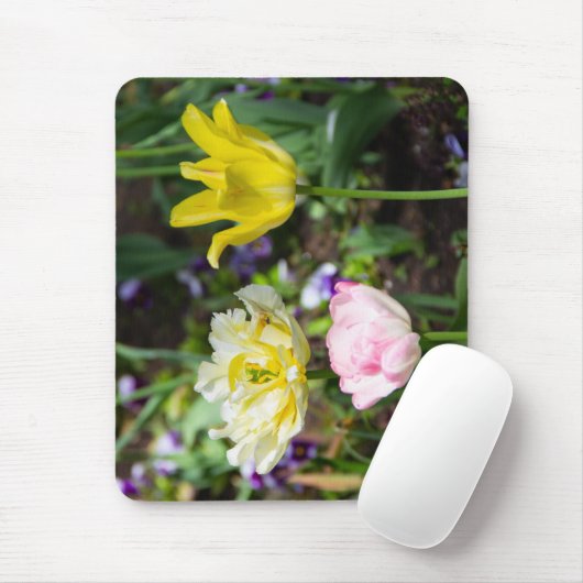 Tapis De Souris Tulipes blanches, roses et jaunes dans le jardin (Avec souris)