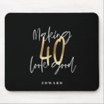 Tapis De Souris Typographie moderne noir et or 40e anniversaire<br><div class="desc">Typographie moderne en noir et or cadeau de 40e anniversaire. Une collection élégante et élégante.</div>