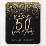 Tapis De Souris Typographie moderne parties scintillant d'or chic<br><div class="desc">Célébrez votre 50e anniversaire en style avec cet effet de parties scintillant noir,  blanc et or qui donne 50 l'air bien design. Un design moderne avec du texte de script et des graphismes audacieux. Modifiez la couleur pour la customiser. Partie d'une collection.</div>