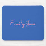 Tapis De Souris Typographie simple en rose et bleu Personnalisé<br><div class="desc">Un joli design moderne simple de votre nom dans un style de typographie amusant en rose millénaire sur un arrière - plan bleu cobalt.</div>