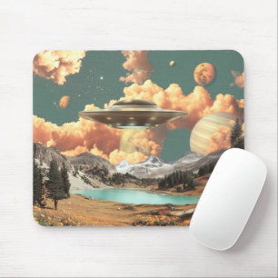 Tapis De Souris UFO surréaliste au-dessus d'un lac de montagne ave