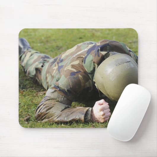 Tapis De Souris Un aviateur passe à travers un champ humide (Avec souris)