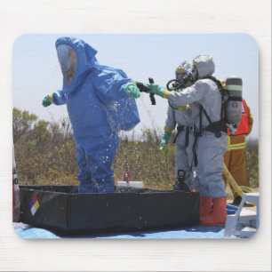 Tapis De Souris Un aviateur se tient dans un baquet