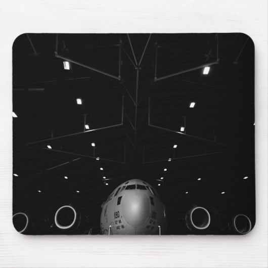 Tapis De Souris Un C-17 Globemaster III est assis dans un hangar (Devant)