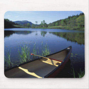 Tapis De Souris Un canoë repose sur la rive de Little Long Pond