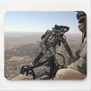 Tapis De Souris Un chef d'équipe recherche l'activité suspecte