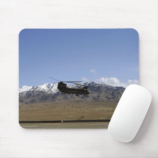 Tapis De Souris Un Chinook CH-47 décolle (Avec souris)