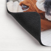 Tapis De Souris Un chiot anglais de bouledogue jouant avec un (Coin)