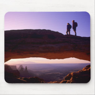 Tapis De Souris Un couple observe le lever du soleil depuis le som