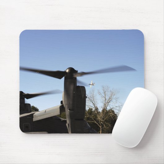 Tapis De Souris Un CV-22 Osprey se prépare à décoller (Avec souris)