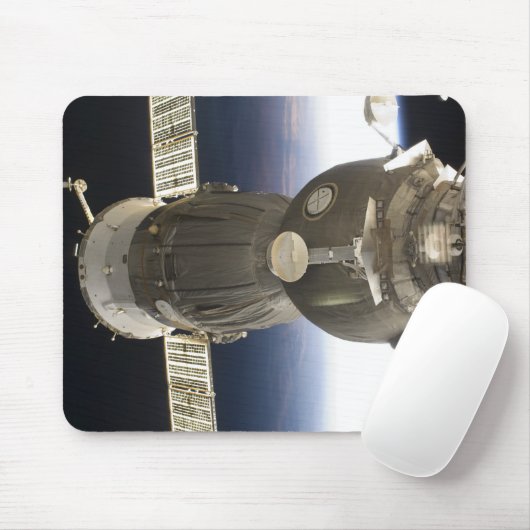 Tapis De Souris Un engin spatial Soyouz rétroéclairé par la Terre (Avec souris)
