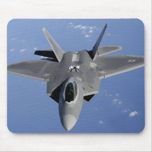 Tapis De Souris Un F-22 Raptor prend position pour recevoir le F2
