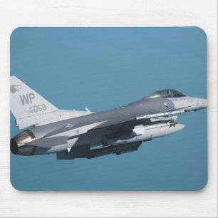 Tapis De Souris Un faucon F-16 de combat en vol