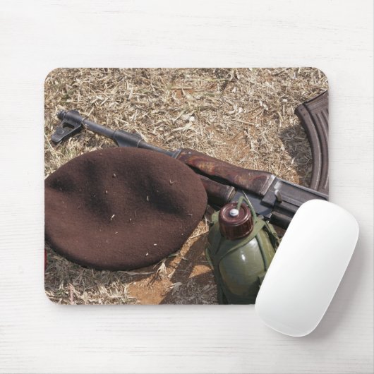 Tapis De Souris Un fusil, une couverture militaire et une cantine (Avec souris)