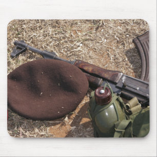 Tapis De Souris Un fusil, une couverture militaire et une cantine