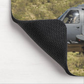 Tapis De Souris Un HH-60 Pave Hawk survole le désert (Coin)