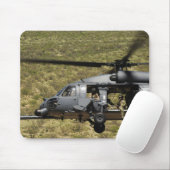 Tapis De Souris Un HH-60 Pave Hawk survole le désert (Avec souris)